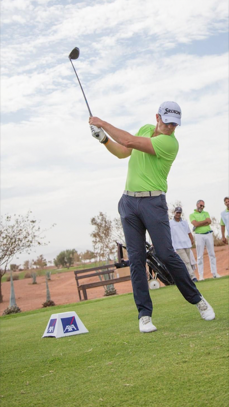 Un golfista AXA durante lo swing